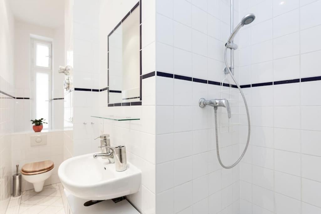 Zentrale Altbauwohnung Im Helmholtzkiez Apartment Berlin